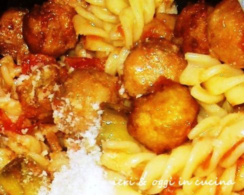 Fusilli al sugo con polpettine di carciofi