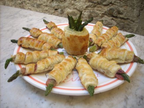 STICK DI ASPARAGI IN SFOGLIA CON PROSCIUTTO CRUDO E SCAGLIE DI PARMIGIANO DI FRANCESCO