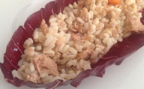 Riso e cereali in barchetta di radicchio