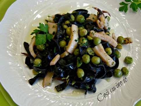 Tagliatelle nere con seppie e piselli