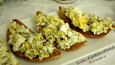 Crostini di frittatina al tartufo, ricetta semplice