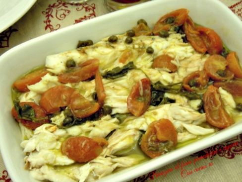 Branzino al forno, datterini e capperi