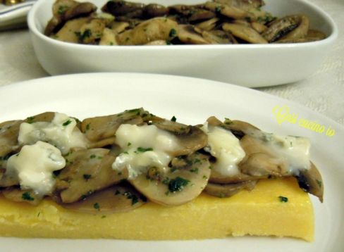 Crostino di polenta funghi e gorgonzola