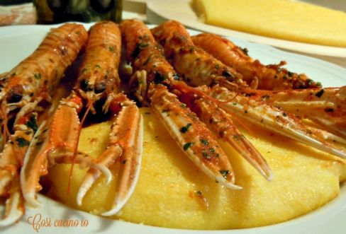 Scampi alla busara con polenta