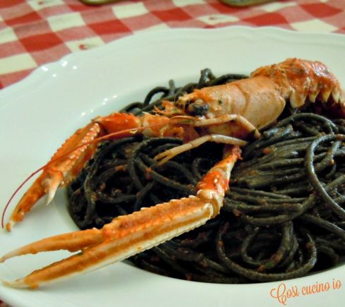 Spaghetti neri al sugo di scampi alla busara