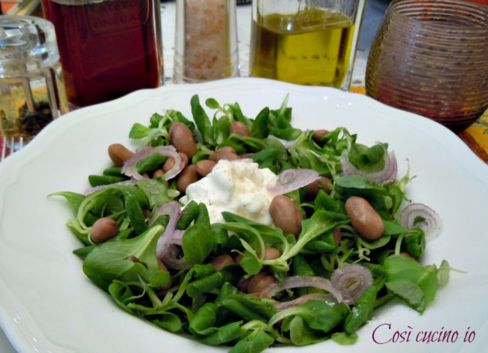Insalata di valeriana, fagioli e stracciatella