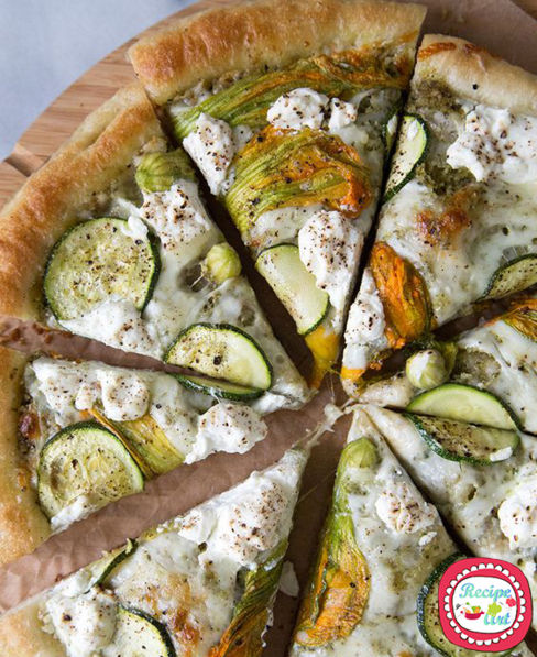 Pizza con ricotta e fiori di zucca