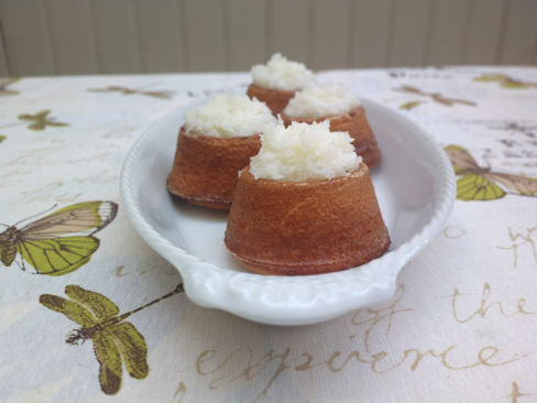 Coconut mini-volcanoes – brazilian cakes (light and funny)
