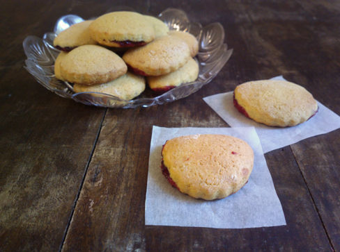 Biscottini di pasta frolla morbida ripieni di marmellata di zia Paola