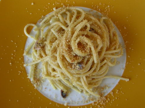 Spaghetti con acciughe e pangrattato