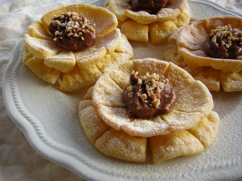 Fiori di carnevale con cioccolato e nocciole