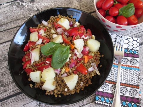 Insalata di lenticchie, patate, cipolla rossa e pomodorini