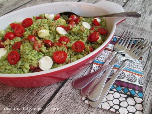 Insalata di riso con salsina verde, tonno, pomodorini e mozzarelline