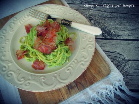 Spaghettoni al pesto di zucchine e menta con speck croccante