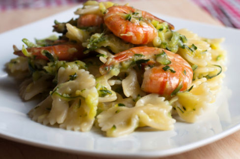 Farfalle al pesto di zucchine con gamberetti e crescenza