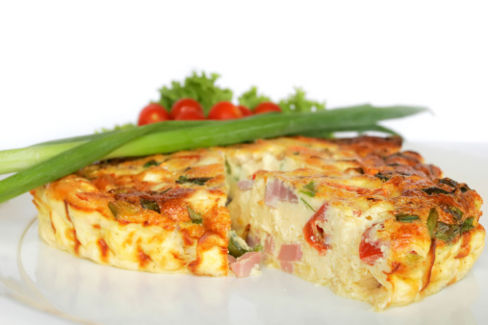 Frittata con cipollotti, pomodorini e prosciutto cotto