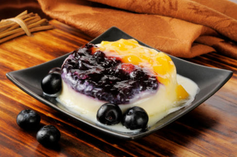 Panna cotta alle pesche e mirtilli