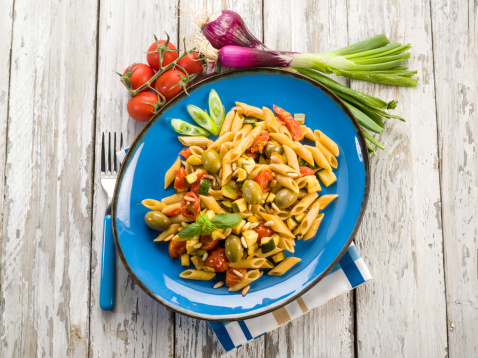 Pasta alle olive, pomodorini e pinoli