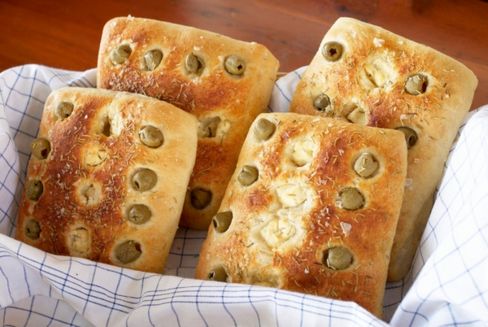 Focaccia alle olive con feta e rosmarino