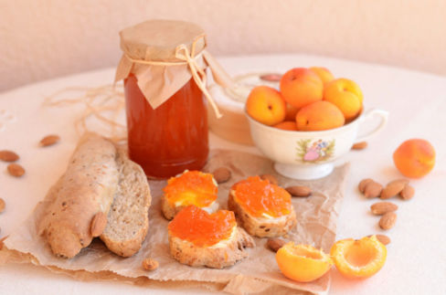 Marmellata di albicocche e mandorle fatta in casa: ricetta