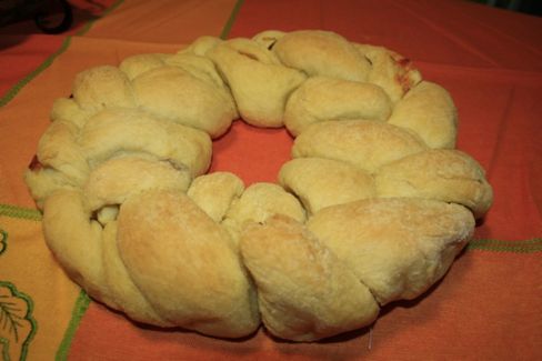 Pane al latte farcito con olive, pomodori secchi e peperoncino