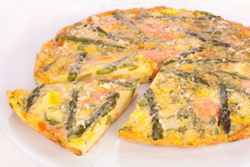 Frittata al salmone e asparagi con gli avanzi delle feste