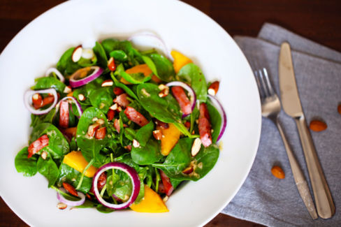 Insalata di spinaci e arance con prosciutto e mandorle