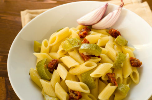 Pasta con zucchine e pomodori secchi