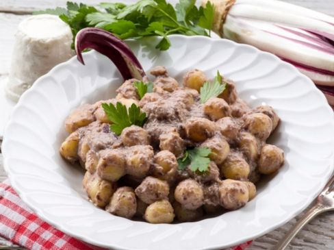 Gnocchi di patate al radicchio e crema di ricotta