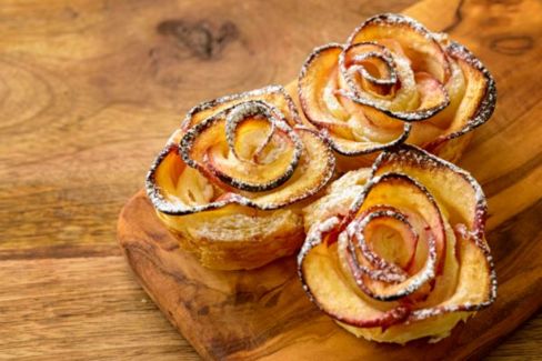 Rose di sfoglia alle mele e crema pasticcera