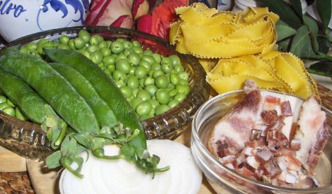Pastasciutta cotta nel latte con sugo di piselli, speck e pecorino