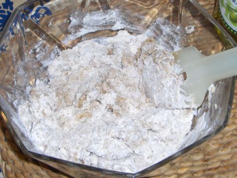 Contenitore con il coperchio di uova e farina