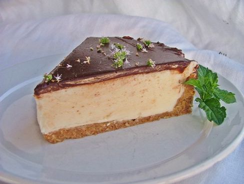 Prova la torta freddissima di yogurt al cioccolato bianco e cioccolato fondente