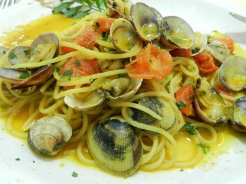 Spaghetti con arselle pomodorini e zafferano