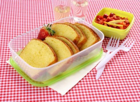 Plum cake al limone con insalata di fragole