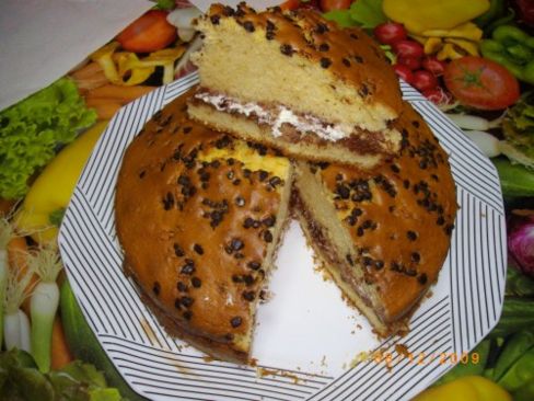 Torta  con crema al cioccolato, panna e gocce di cioccolato