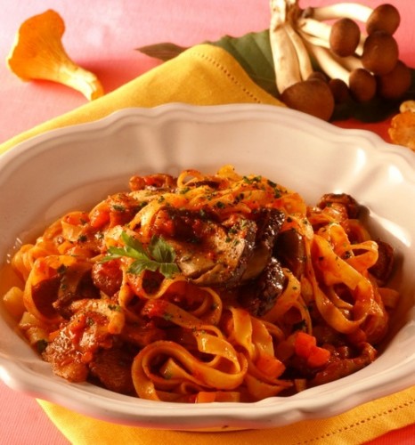 Tagliatelle con ragù alla boscaiola