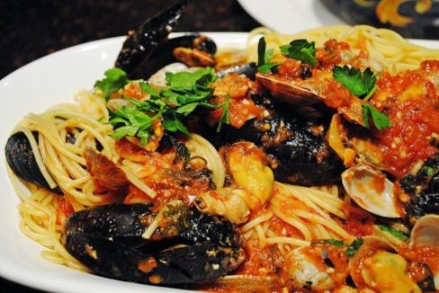 Spaghetti al sugo di cozze e vongole