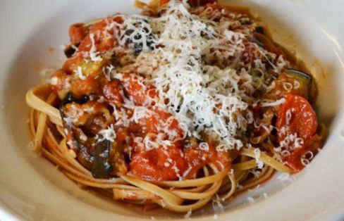 Linguine con pomodori e melanzane