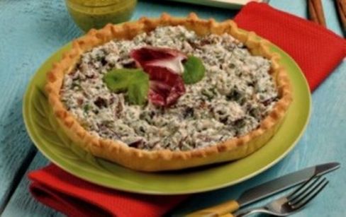 Crostata farcita con ricotta e insalate