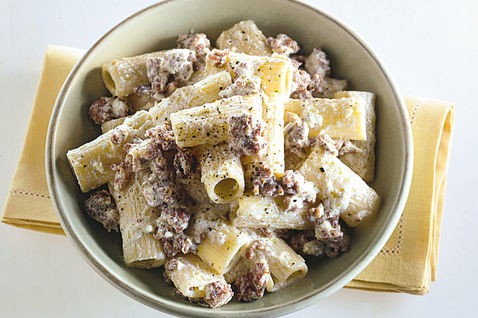 Maccheroni  con salsiccia, ricotta e pecorino