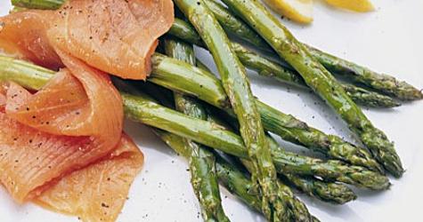 Salmone al vapore con asparagi e vino di Montepulciano