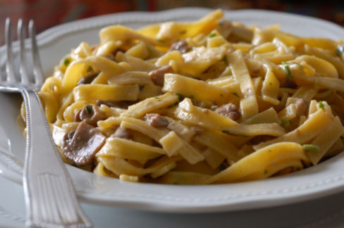 Fettuccine alla boscaiola con salsiccia e funghi porcini