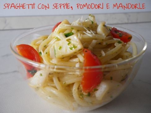 SPAGHETTI CON SEPPIE, POMODORINI E MANDORLE