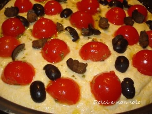 Pizza al mais, pomodorini e olive