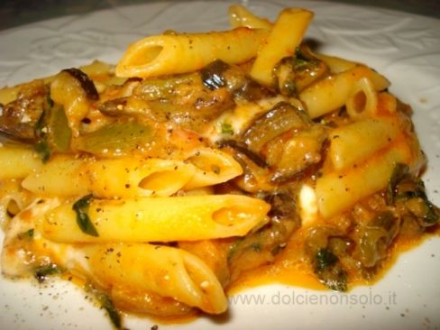 Pasta con melanzane, peperoni e provola filante