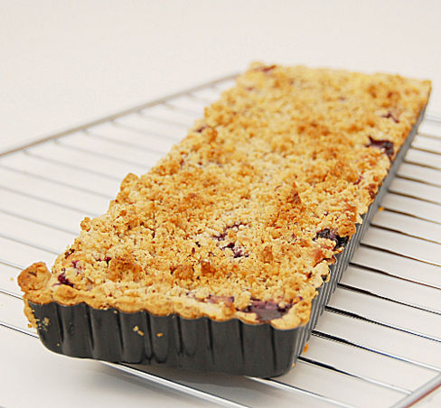 Torta crumble salata allo chevre con mirtilli al balsamico e cassis