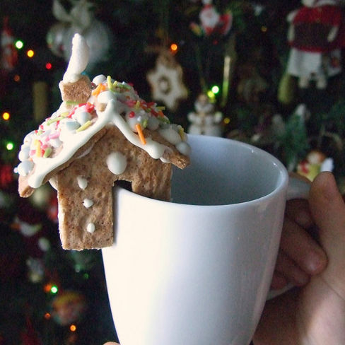 Biscotti casetta sul bordo della tazza