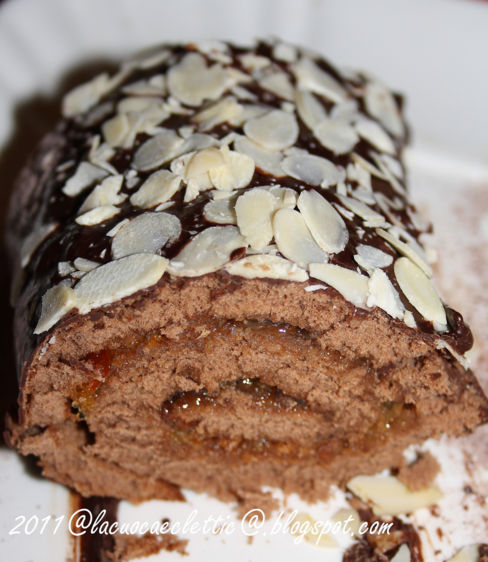 Tronchetto con marmellata di arance amare e glassa al cioccolato