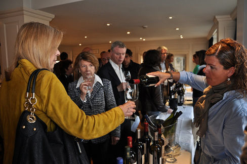 Impariamo il colore dei vini di Bolgheri con Fattoria Casa di Terra, dal bianco del Vermentino al rosso scuro dei cabernet e merlot